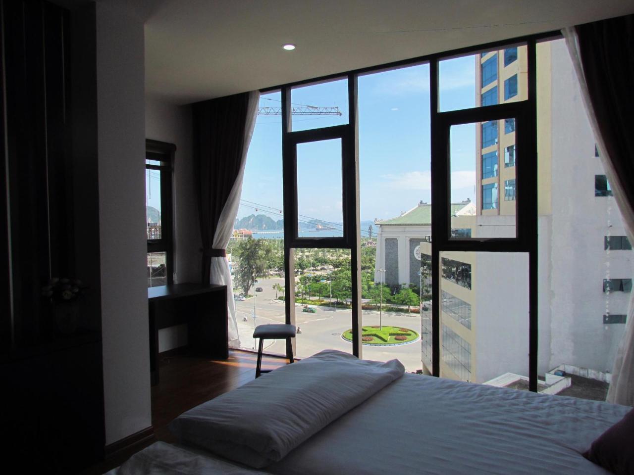 Ivy Hotel Ha Long Bagian luar foto